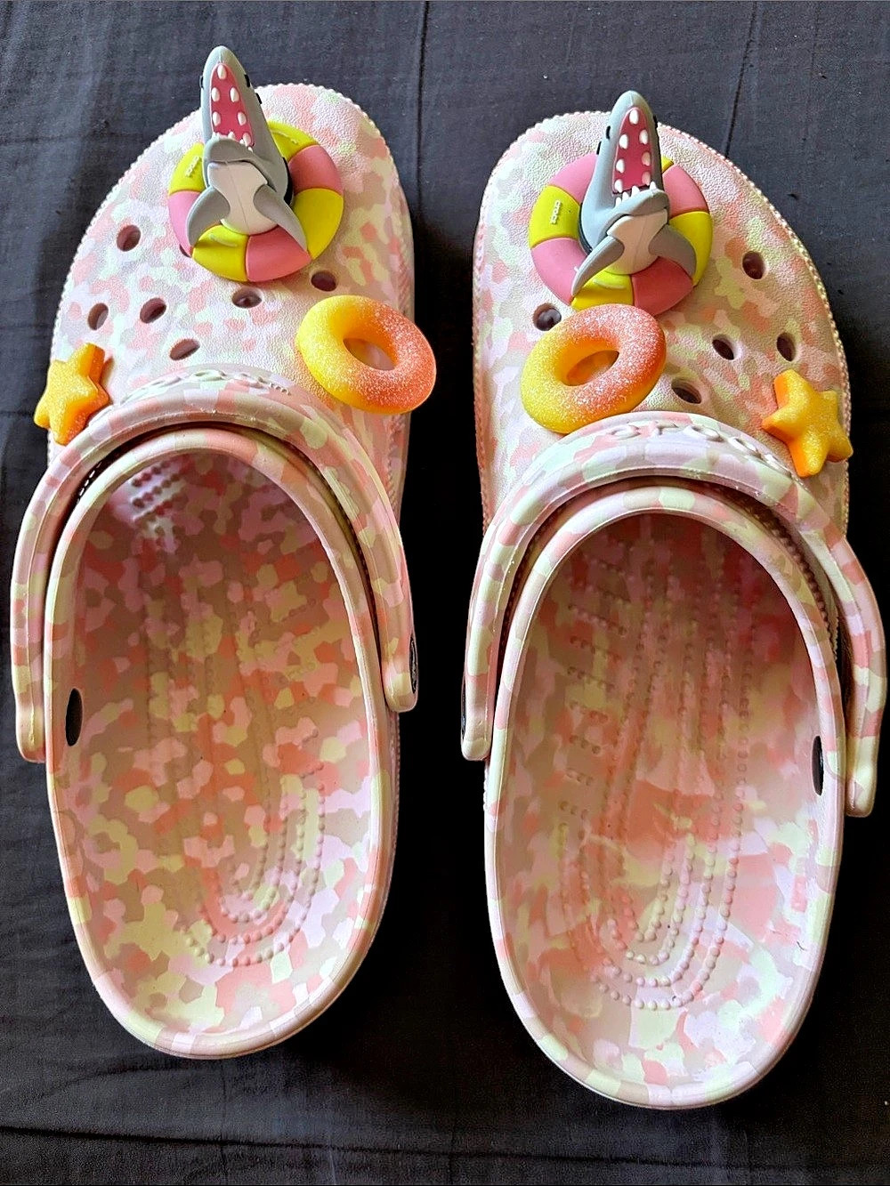 Crocs Classic Confetti Clog Camo Pink & Yellow US 8/10